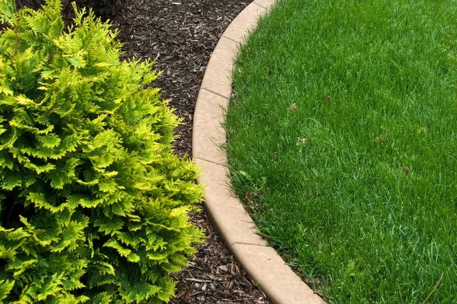 RESIDENTIAL LANDSCAPE EDGING